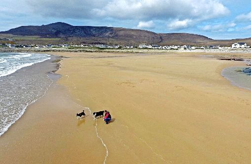 Die Küste   vor dem Dorf Dooagh ist wieder von Sand bedeckt. Foto: Achill Island Tourist Office