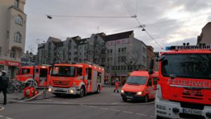 Die Feuerwehr rückte in die Olgastraße aus. Foto: Andreas Rosar/Fotoagentur Stuttgart