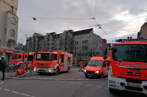 Die Feuerwehr rückte in die Olgastraße aus. Foto: Andreas Rosar/Fotoagentur Stuttgart