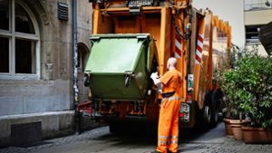 Die Müllabfuhr unterwegs in der Stuttgarter Innenstadt. Auf den Fildern wird der Papiermüll gerade nicht abgeholt. Foto: Lichtgut/Achim Zweygarth