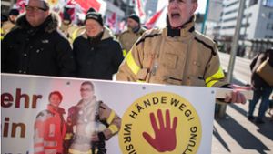 Ein Feuerwehrmann setzt sich auf einer Demonstration in Frankfurt für mehr Respekt gegenüber Rettungskräften ein. Foto: dpa