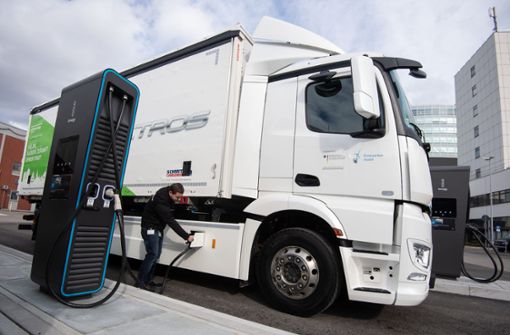 Der e-Actros ist der erste batterieelektrische Laster mit dem Daimler-Stern. Weitere Modelle sollen folgen. Foto: dpa/Marijan Murat