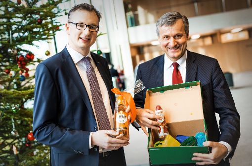 Vorweihnachtliches Wichteln im Landtag: Andreas Schwarz (links) und Hans-Ulrich Rülke tauschen Geschenke aus. Foto: dpa