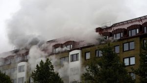 Rauch steigt nach einer Explosion aus einem Wohnhaus in Göteborg auf. Foto: dpa/Bjorn Larsson Rosvall