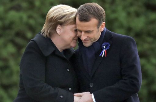 Bundeskanzlerin Angela Merkel (CDU) und Frankreichs Präsident Emmanuel Macron erinnern nahe der nordfranzösischen Stadt Compiègne an das Ende des Ersten Weltkrieges vor 100 Jahren. Foto: dpa