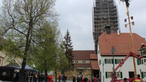 Auf dem Hausemer Dorfplatz kehrt wieder Leben ein – dank Einsatz von Feuerwehr und Gartenfreunden. Foto: Claudia Bauernfeind