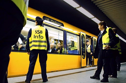 Mit  hohem Personalaufwand gehen SSB-Mitarbeiter bei Großkontrollen in die Stadtbahnen. In den Zügen haben fünf bis sieben Prozent der Passagiere kein Ticket. Foto: Steffen Honzera
