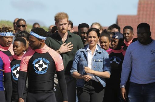 Mit einem Teambuilding von Surflehrern haben der britische Prinz Harry und Herzogin Meghan den zweiten Tag ihrer Afrikareise begonnen. Foto: AP/Henk Kruger