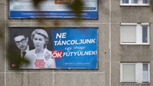 Auf vielen Plakatwänden in Ungarn ist EU-Kommissionspräsidentin Ursula von der Leyen zu sehen. Das ist Teil der Anti-Brüssel-Kampagne der Regierung in Budapest. Foto: dpa/Denes Erdos