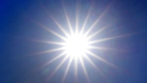 Die Sonne strahlt von einem wolkenlosen Himmel. Die gesundheitlichen  Folgen von zu viel  Hitze sind vielfältig und häufig schwerwiegend. Foto: dpa/Martin Gerten