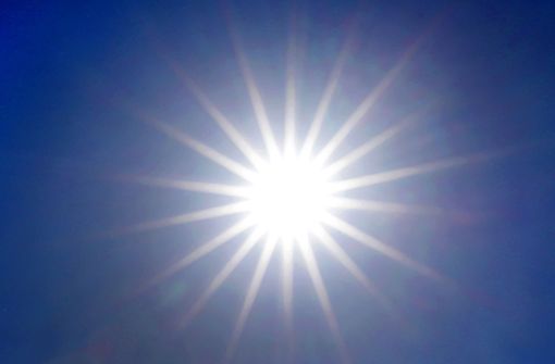 Die Sonne strahlt von einem wolkenlosen Himmel. Die gesundheitlichen  Folgen von zu viel  Hitze sind vielfältig und häufig schwerwiegend. Foto: dpa/Martin Gerten