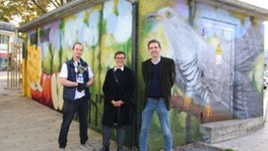 Freuen sich über die erfolgreich gestaltete Umspannstation  (von links nach rechts): Graffitikünstler Jonas „Milo“ Seif, Mina Smakaj (Bezirksvorsteherin Botnang) und Arvid Blume (Vorsitzender der Geschäftsführung Stuttgart Netze) Foto: Stuttgart/Netze