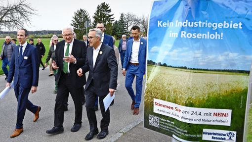 Ministerpräsident Winfried Kretschmann (Mitte) Bürgermeister Johannes Züfle (links) und Cellcentric-Chef Matthias Jurytko (rechts)  haben für den Standort gekämpft. Foto: dpa/Bernd Weißbrod