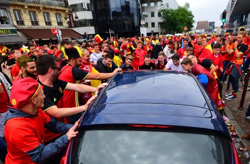 Diese Fans bei der Fußball-EM sind schon heiß auf das Viertelfinale in Lille zwischen Wales und Belgien. Foto: AFP