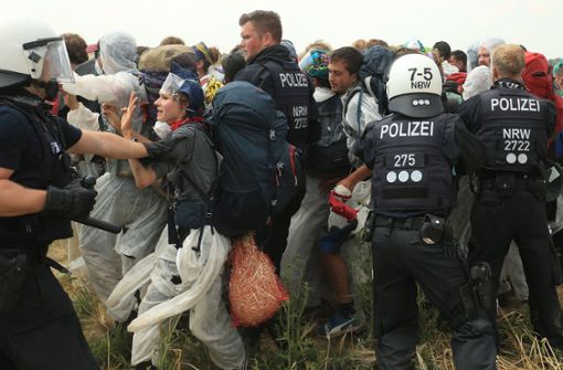 Aktivisten des Bündnisses „Ende Gelände“ den Tagebau Garzweiler gestürmt haben, Foto: AFP