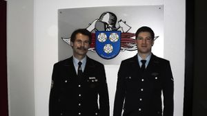 Der Kommandant Gerhard Gehrung übergibt sein Amt an Dennis Mayer (rechts) Foto: privat