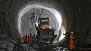 Ingenieure prüfen die Baustelle des Teilabschnitts Sedrun im Gotthard-Basistunnels Foto: dpa