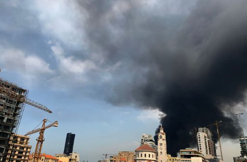 Die Rauchwolke ist weit über die Stadt hinaus zu sehen. Foto: AFP/JOSEPH EID
