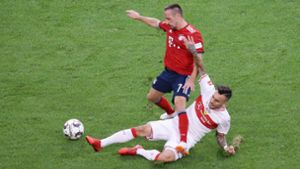 Voller Einsatz gegen Franck Ribéry: Anastasios Donis war gegen die Bayern einer der auffälligsten Akteure in Weiß und Rot. Foto: Baumann