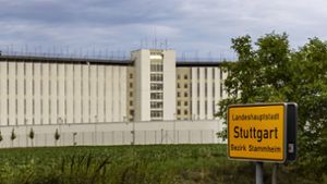 Gefängnis in Stammheim: Qualmende Reifen im Außenbereich der JVA rufen Feuerwehr auf den Plan