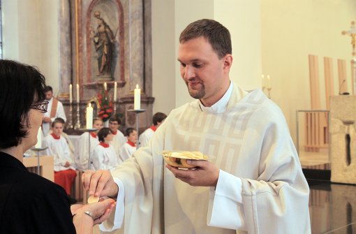 Kilian Krug gehört zu den wenigen jungen Männern, die sich für den Priesterberuf entscheiden. Foto: dpa