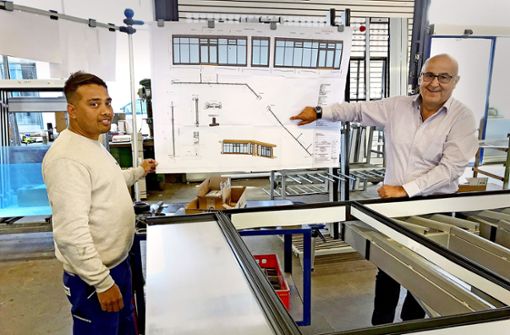 Anwar  H.-M. arbeitet jetzt bei Habdank Metallbau in Göppingen. Der Geschäftsführer Martin Habdank (rechts) ist voll des Lobes über den jungen Mann Foto: Simon Scherrenbacher
