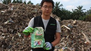Ein Aktivist auf einer illegalen Mülldeponie in Malaysia: Auch deutscher Plastikmüll findet sich hier Foto: Melanie Maier