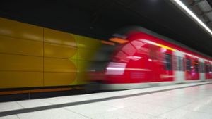Eine S-Bahn ist an der Haltestelle Schwabstraße in Stuttgart stecken geblieben - es kommt zu Verspätungen auf allen Linien. Foto: IMAGO/imagebroker/IMAGO/imageBROKER/Michael Weber