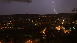 Blitze am Himmel um den Fernsehturm: Über Stuttgart tobte in der Nacht zum Mittwoch ein Gewitter. Foto: Andreas Rosar/Fotoagentur Stuttgart