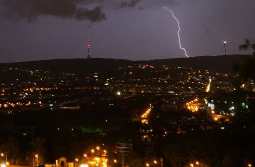 Blitze am Himmel um den Fernsehturm: Über Stuttgart tobte in der Nacht zum Mittwoch ein Gewitter. Foto: Andreas Rosar/Fotoagentur Stuttgart