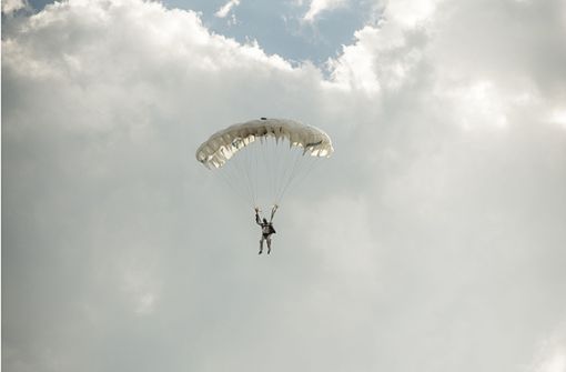 Ein Fallschirmspringer zog sich lebensgefährliche Verletzungen zu (Symbolbild). Foto: Lichtgut/Leif Piechowski/Lichtgut/Leif Piechowski