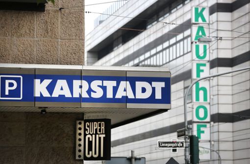 Eine Karstadt-Filiale und eine Kaufhof-Filiale stehen sich in Düsseldorf gegenüber. Foto: dpa
