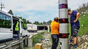 Anfang Juli sind die Blitzersäulen vor dem Eislinger Heimttunnel aufgestellt worden. ­In gut zwei Monaten wurden mehr als 17 000 Tempoverstöße registriert. Foto: SDMG/Archiv