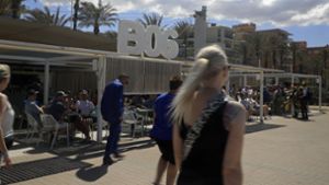 Menschen spazieren an einem sonnigen Tag am Ballermann 6 vorbei. Ein deutscher Tourist ist bei einem mutmaßlichen Balkonsturz auf Mallorca gestorben (Symbolfoto). Foto: dpa/Clara Margais