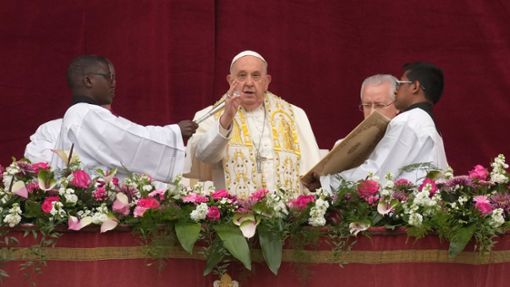 Papst Franziskus erteilt den Segen Urbi et Orbi von der zentralen Loge des Petersdoms. Foto: Andrew Medichini/AP/dpa