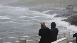„Ophelia“ peitscht die Wellen an die Westküste von Irland. Foto: AP
