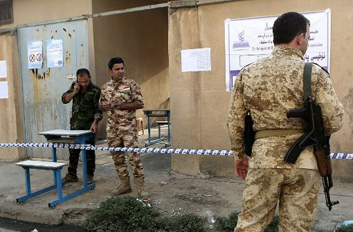 Sicherheitskräfte kontrollieren den Eingang eines Wahllokals in Erbil. Foto: AP