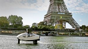 Ein Wassertaxi fährt am Eiffelturm vorbei. Foto: dpa/Francois Mori
