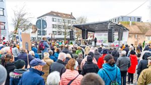Ungefähr 1000 Menschen demonstrieren am Samstag in Sindelfingen für Vielfalt und Demokratie. Foto: Eibner-Pressefoto/Sandy Dinkelacker