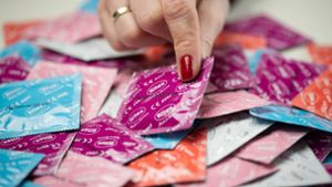Kondome sind  auch in den Wechseljahren eine gute  Verhütungsmethode. Foto: dpa/Friso Gentsch
