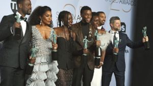 Vor der Oscar-Verleihung hat der Superheldenfilm „Black Panther“ einen wichtigen Erfolg eingefahren. Die Hauptdarsteller freuten sich über die Auszeichnung (v.l.n.r.): Sterling K. Brown, Angela Bassett, Lupita Nyong’o, Chadwick Boseman, Danai Gurira, Michael B. Jordan und Andy Serkis. Foto: Invision