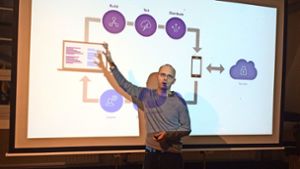 Der Entwickler Thomas Dohmke erklärt vor jungen Gründern den Lebenszyklus von Apps. Foto: Sascha Maier