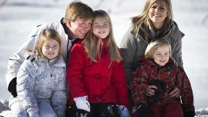 Der niederländische König in spe, Willem-Alexander, seine Frau Máxima und die Töchter Alexia, Amalia und Ariane (von links) lächeln im österreichischen Skiort Lech für die Fotografen. Foto: dpa