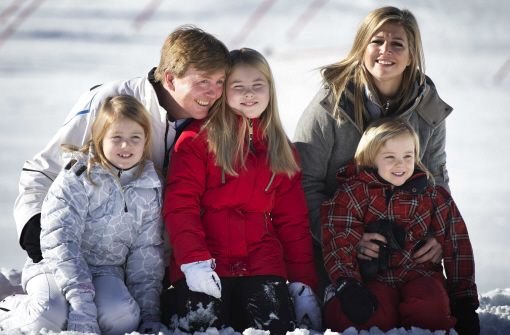 Der niederländische König in spe, Willem-Alexander, seine Frau Máxima und die Töchter Alexia, Amalia und Ariane (von links) lächeln im österreichischen Skiort Lech für die Fotografen. Foto: dpa