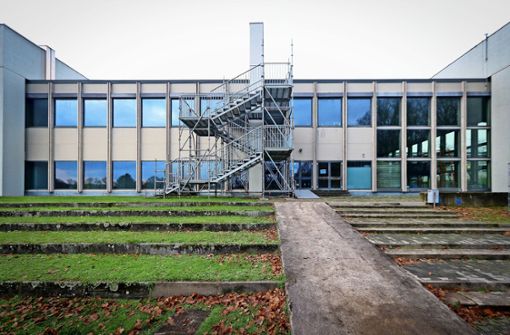 Die 1966 gebaute Sport- und Schwimmhalle am Ludwigsburger Hochschulcampus ist einsturzgefährdet. Das Land will jetzt  Ersatz schaffen. Foto: factum/Granville