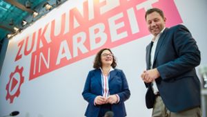 Sie lachen, doch die Lage ist ernst: SPD-Chefin Andrea Nahles und Generalsekretär Lars Klingbeil bei der Klausur in Berlin. Foto: dpa