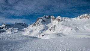 Trotz Reanimation starb der Skifahrer vor Ort. (Symbolbild) Foto: Shutterstock/Sergey Vovk