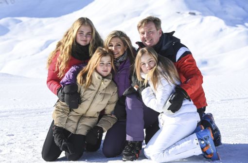 Der niederländische König Willem-Alexander (rechts) und seine Frau, Königin Máxima (Mitte), lassen sich mit ihren Töchtern Catarina-Amalia (links), Alexia (zweite von links) und Ariane (zweite von rechts) beim Ski-Urlaub in Lech am Arlberg fotografieren. Foto: AP