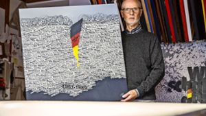 Gerhard Kühn mit seiner Collage „Die Mauer“ Foto: Lichtgut/Julian Rettig