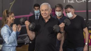 Benjamin Netanjahu, Ministerpräsident von Israel, stemmt Hanteln in einem wiedereröffneten Fitnessstudio. Foto: dpa/Tal Shahar
